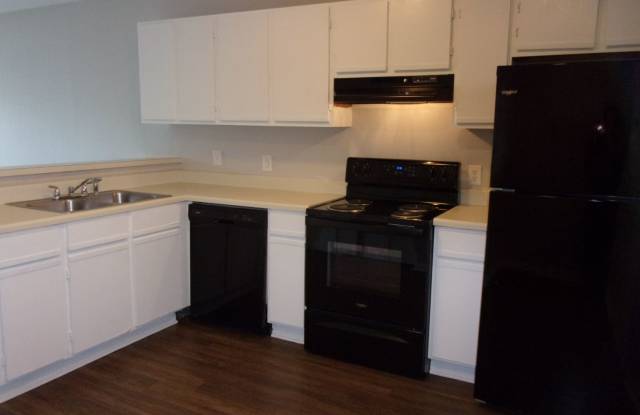 2 Bedroom 1 1/2 Bath Townhome - Recently Updated and Freshly Painted Gallery 4