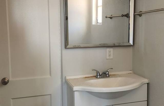 Great Centrally located 3 bedroom home with an upgraded interior Gallery 4