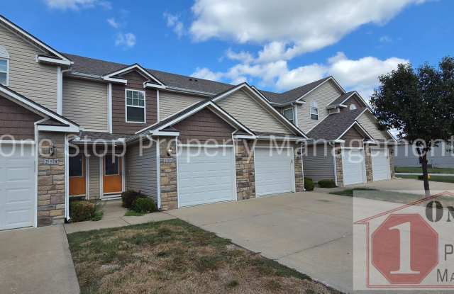 Charming 2 Bedroom / 2.5 Bathroom Townhome in Raymore!! Gallery 1