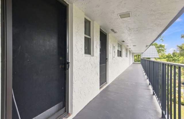 Beautiful 2-Bedroom 2-Bath Condo with Lake View Gallery 4