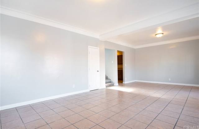 111 W 40th Place 109 Gallery 2