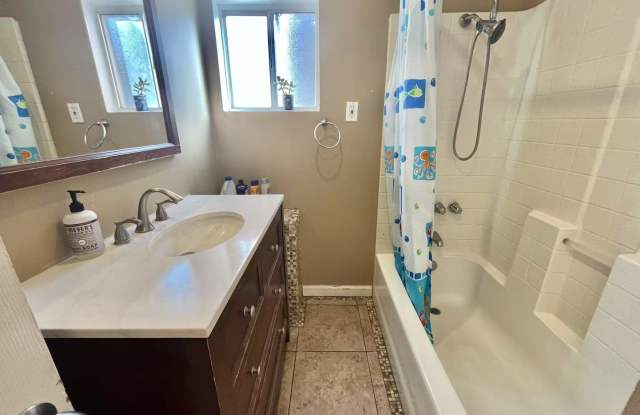 Spacious Spanish-Style Room in Prime LA Location – $900/mo Gallery 4