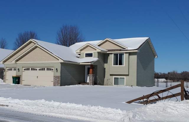 Spacious 4-Bedroom Home with 3-Car Garage and Fenced Yard in New Richmond! Gallery 3