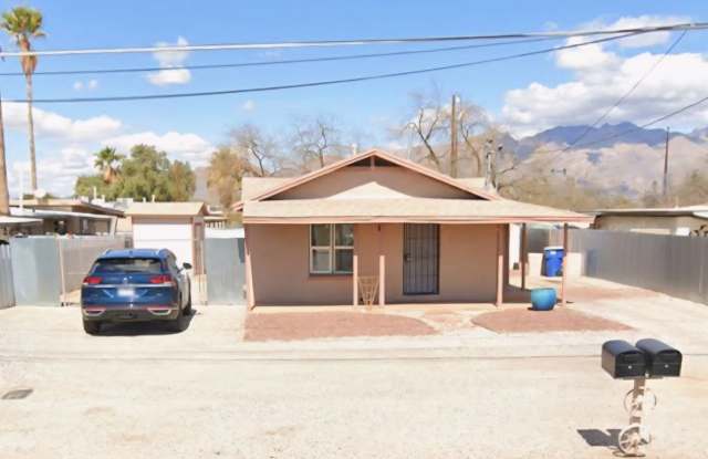 Cute 2 Bedroom Cottage.  Minutes to UofA photos photos