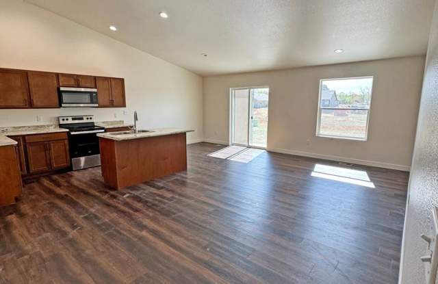 Spacious 3 Bed 2Bath Unit located in Pueblo West Gallery 4