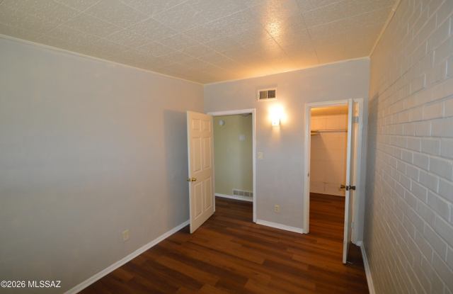 2412 N Bryant Gallery 4