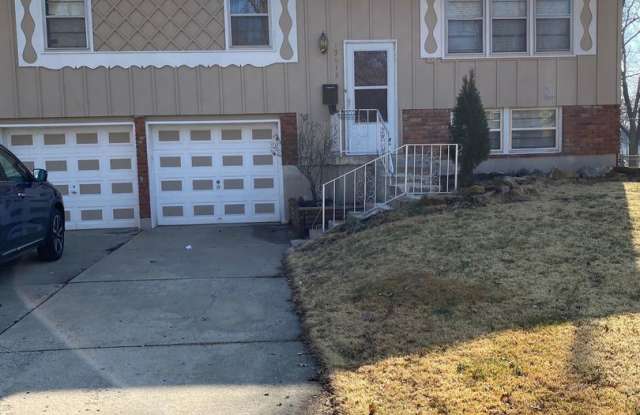 13613 Cambridge Avenue - 13613 Cambridge Avenue, Grandview, MO 64030
