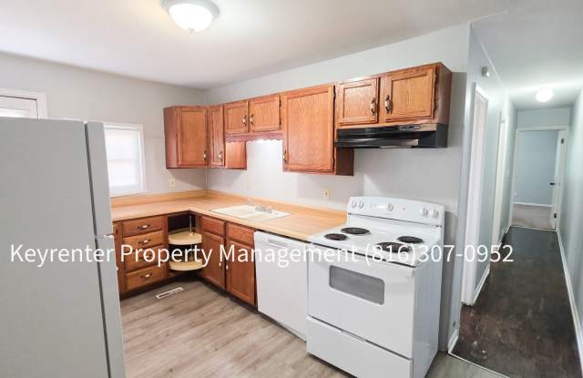 Charming 2-Bedroom Home with Spacious Yard & Off-Street Parking Gallery 3