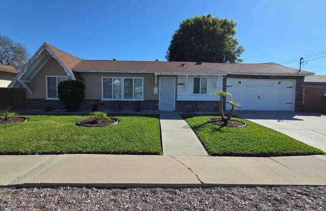 Spacious 3 bed 1 bath with a large backyard! photos photos