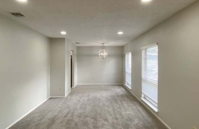 3 Bedroom | 2 Bath | 2 Car Garage near Clark High School! Move in Ready! Gallery 3