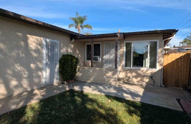 2 Bedroom / 1.5 Bathroom plus bonus room Home in La Mesa Gallery 2