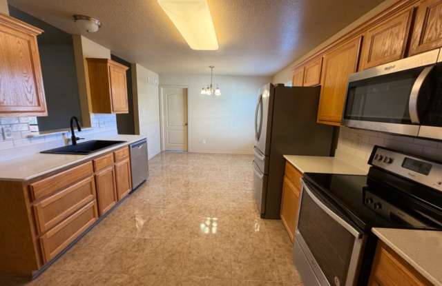 Welcome Home to 2415 Isabelle Dr! Gallery 3