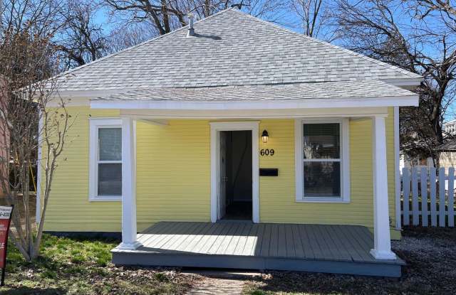 ADORABLE 3 BEDROOM HOUSE- FENCED BACK YARD photos photos