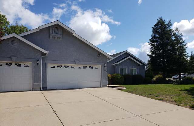 3 BED 2 BATH HOUSE IN THE MARY LAKE SUBDIVISION - 1695 Brinn Drive, Redding, CA 96001