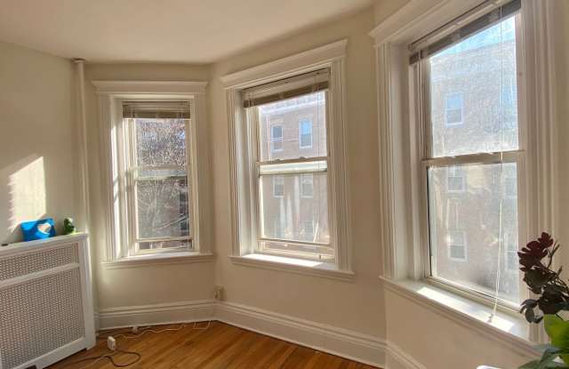 Nice sunny studio in a prime location near the Green Line in Brighton! photos photos