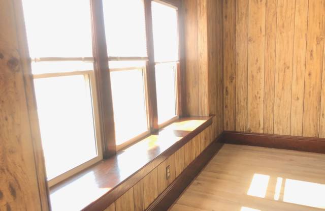 Attractive, recently remodeled, 2BR home in Bloomington. Central air and dog friendly Gallery 4