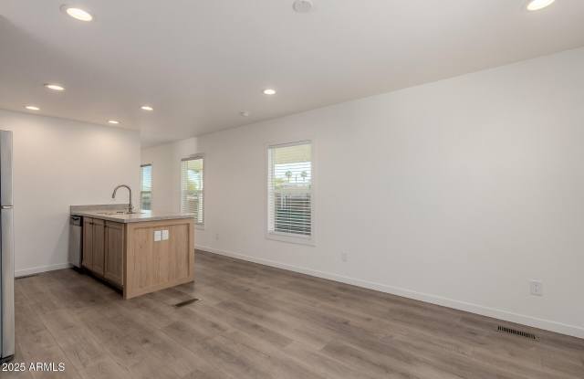 5201 W Camelback Road Gallery 4