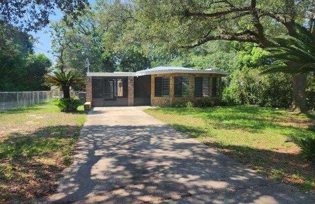 311 E Glen Avenue - 311 East Glen Avenue, Valparaiso, FL 32580