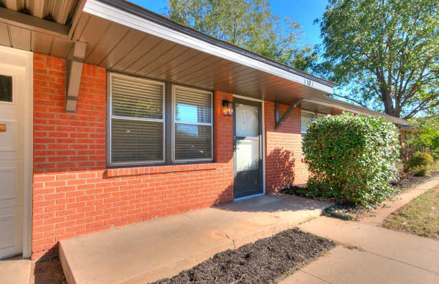 Clean 3 bed 2 bath brick home with garage and shop for lease Gallery 4