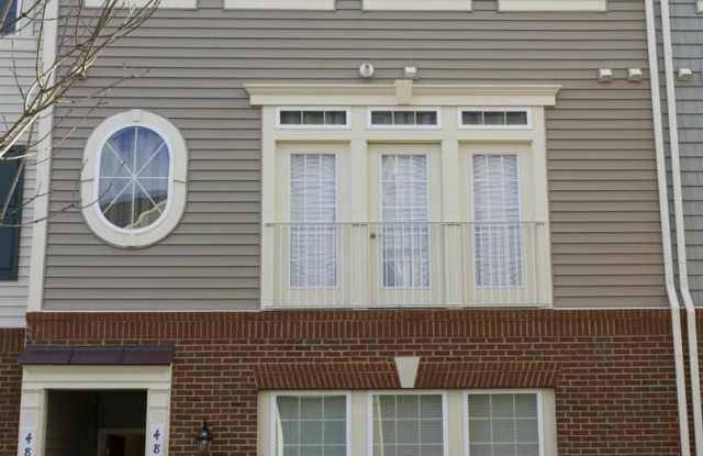 WOODBRIDGE - STUNNING TOWNHOUSE CLOSE TO SHOPS AND RESTAURANTS Gallery 2