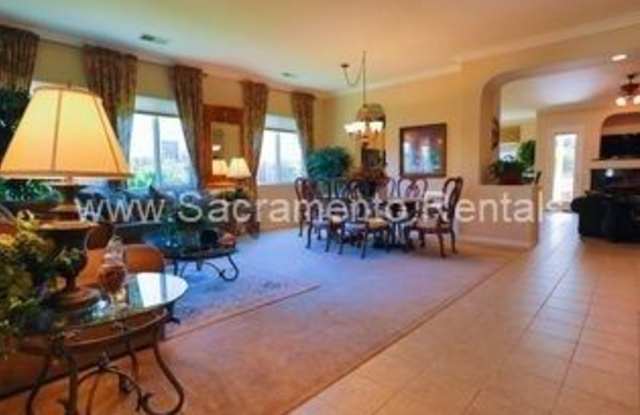 4335 Lakebreeze Drive Gallery 2