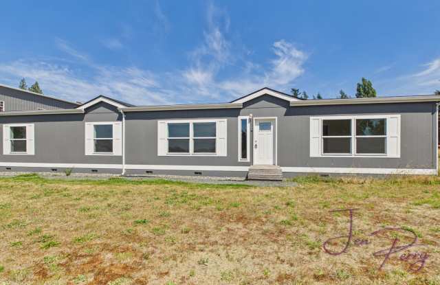 Large Spacious 5 Bedroom House with Fenced Yard Gallery 4