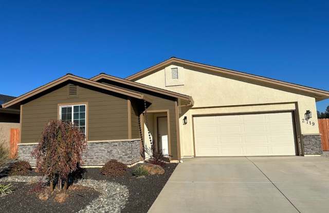 Move in ready! 4 bedroom/2 bath in Shastina Ranch! - 2719 Hopkins Avenue, Redding, CA 96002