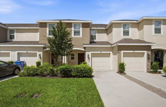 Well-laid-out, newer 3 Bed /2.5 Bath Townhome at River Landing Gallery 1