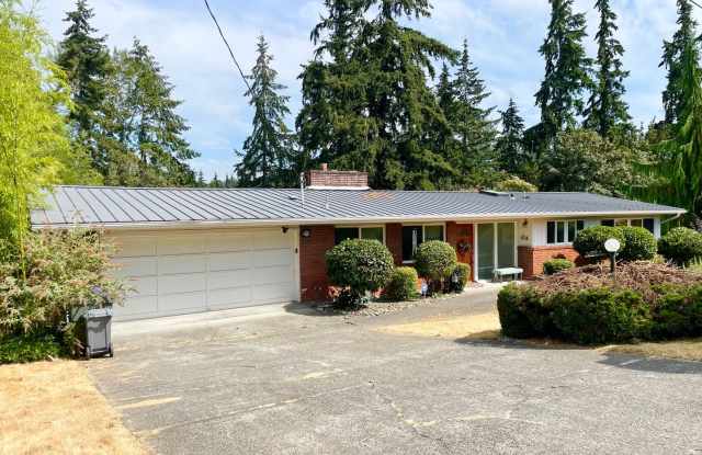 Beautifully Remodeled 5 Bed 2.75 Bath Home in Eastgate photos photos
