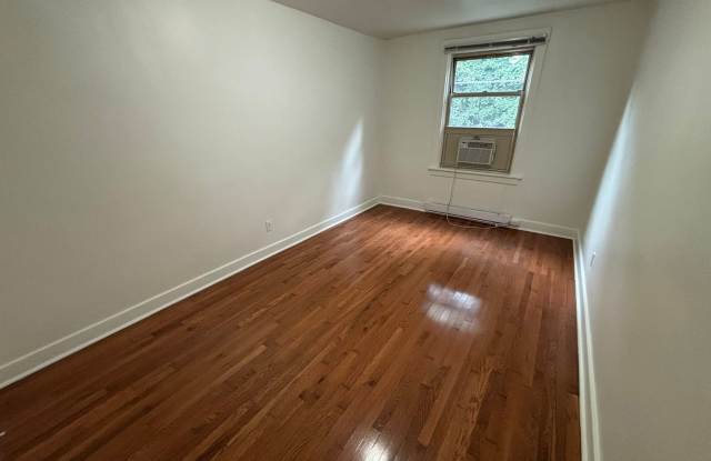5717 Hobart  Street Gallery 4