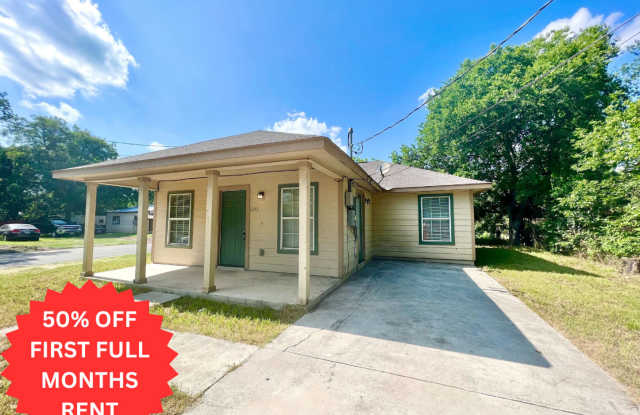 **APPLICATION RECEIVED** *MOVE IN SPECIAL* Great Location! 3 Bedroom Home Near Shopping & Dining! photos photos