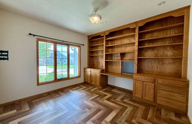Spacious 4 Bed/4 Bath Home Gallery 4