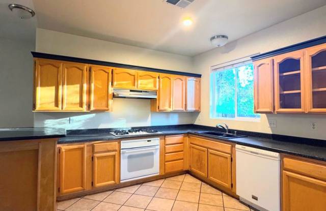Adorable 3 bedroom 2.5 Bath Unit for Rent Gallery 3