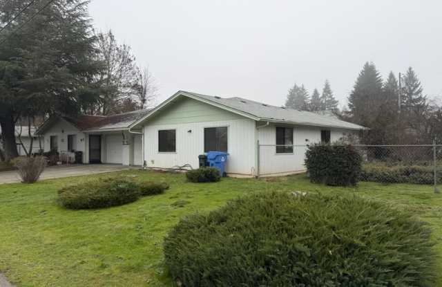 1685 Cloverlawn Dr - 1685 Cloverlawn Drive, Grants Pass, OR 97527