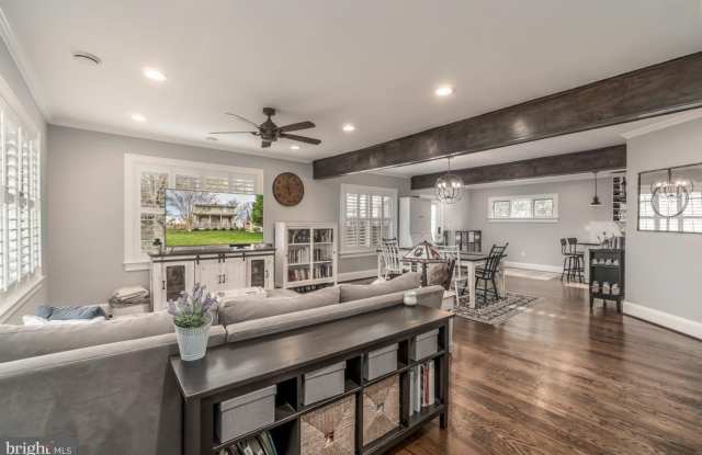 Charming Detached Colonial Minutes from Old Town Gallery 4