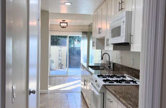 Large Condo 3 bedrooms | Den | 2 Car Garage | 2 Swimming Pools Gallery 4