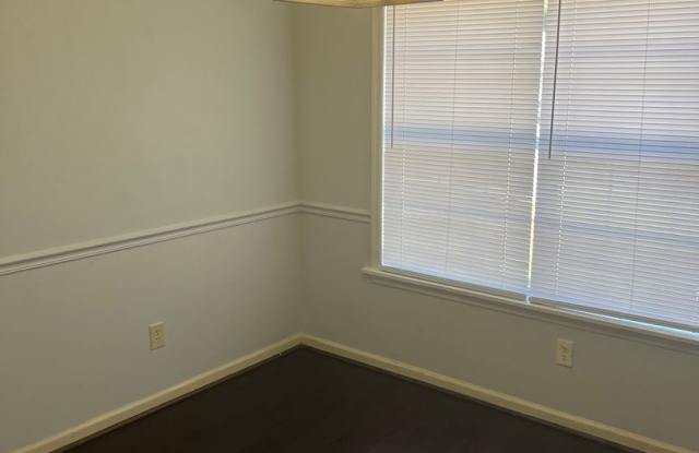 3 Bed / 3 Bath Duplex in a Convenient Location - No Carpet! Gallery 4