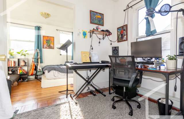 Nice 4 bed in Allston Gallery 3