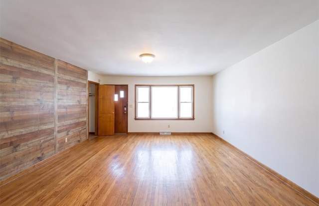 530 Lincoln Avenue Gallery 3