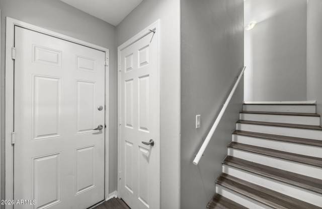 2450 W GLENROSA Avenue Gallery 3
