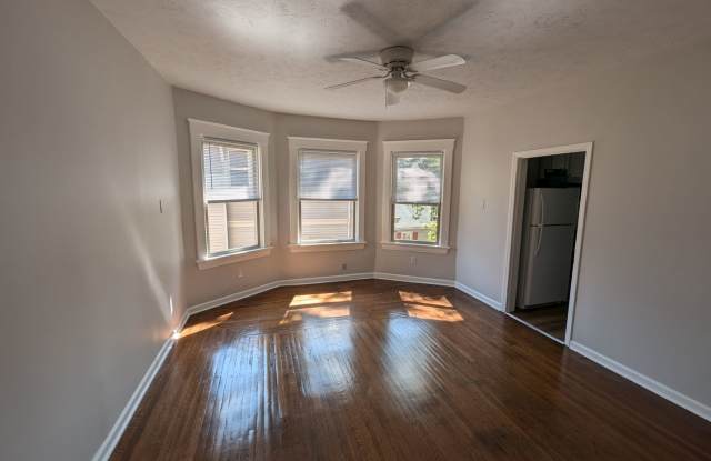 Spacious! 4-Bed and 2-Full Bath Unit with Bonus Room, Garage, Large Backyard - 3811 Spencer Avenue, Norwood, OH 45212
