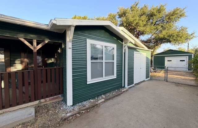3 Bed • 1 Bath • HUGE Backyard • 500+ Sq. Ft. Garage/Shop! Gallery 4