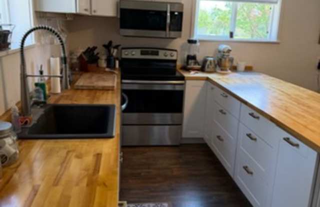 Charming Fully Furnished Studio Cottage in a Peaceful Country Setting Gallery 4