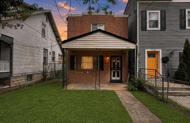 708 ALABAMA Avenue SE Gallery 1