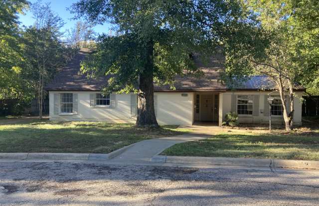 3131 Dogwood Ln - 3131 Dogwood Lane, Paris, TX 75460