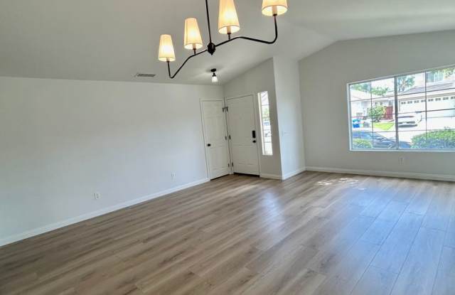 Gorgeous, newly remodeled single story home 3bd 2ba Gallery 4