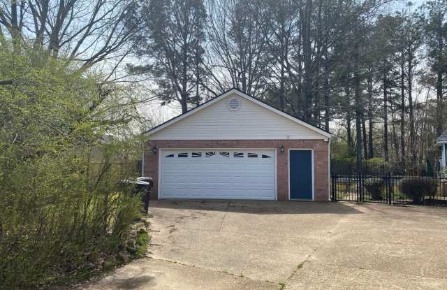Spacious Collierville Home with Guest Suite & 4-Car Garage. Landscaping Included! Gallery 4