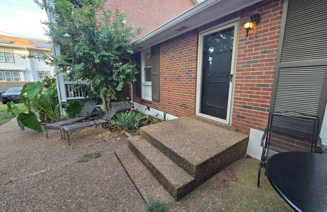 Charming 2 Bed 1 Bath Apartment | Hillsboro West-End Gallery 1