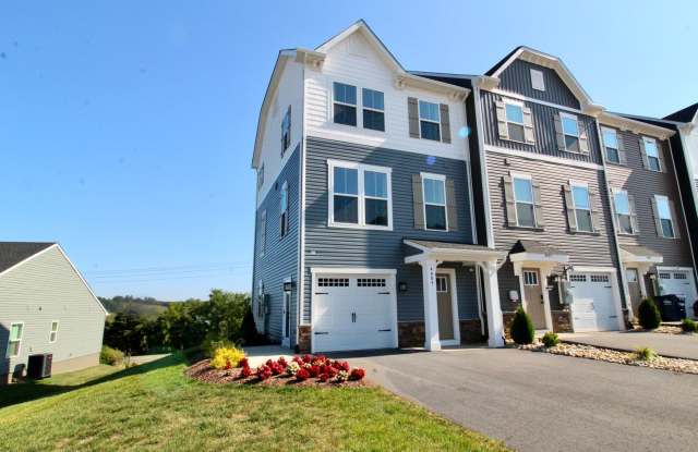 Townhome for rent with gorgeous mountain views!  - 4489 Drysdale St. Gallery 1