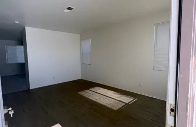 Beautiful 5 Bedroom, 3 Bathroom Two-Story Home with Loft & Spacious Backyard Gallery 4